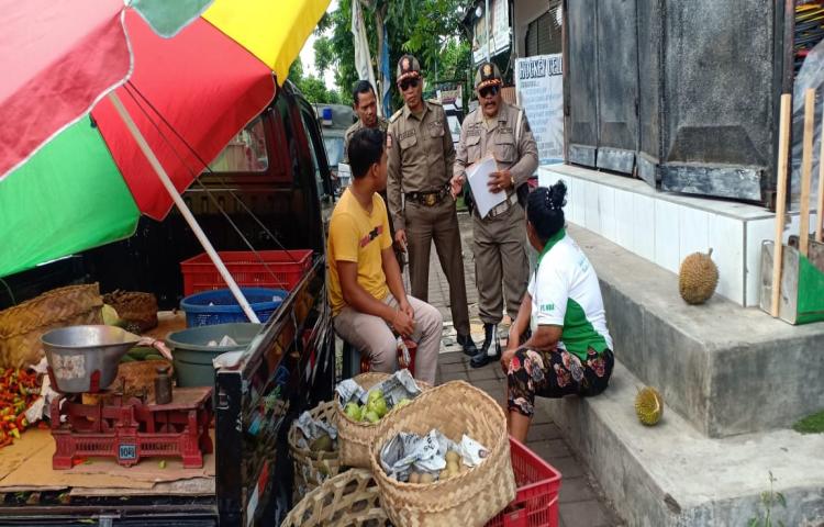 Demi Kenyamanan Pejalan Kaki, SatpolPP Bina Pedagang Di Atas Trotoar