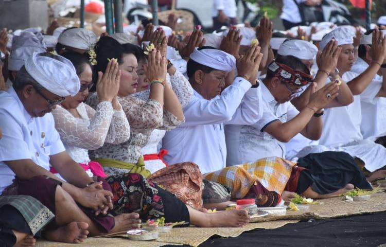 Badung Gelar Upacara Pemahayu Jagat dan Mapekelem di Pantai Seseh