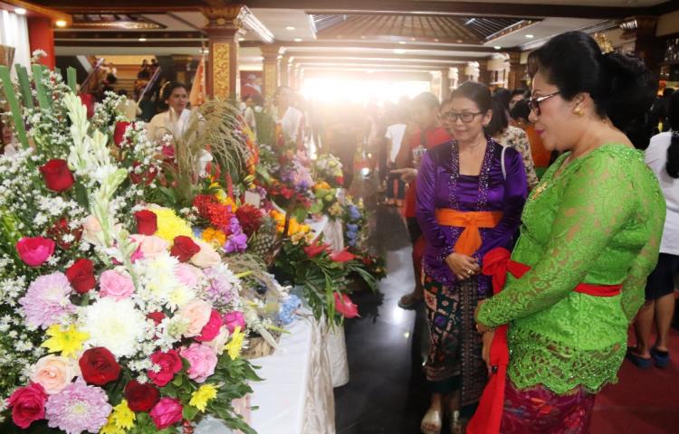 Badung Raih Juara I Lomba Gebogan dan Banten Prayascita  Kristiani Suiasa Dampingi Ibu-ibu PKK Badung Lomba di PKB