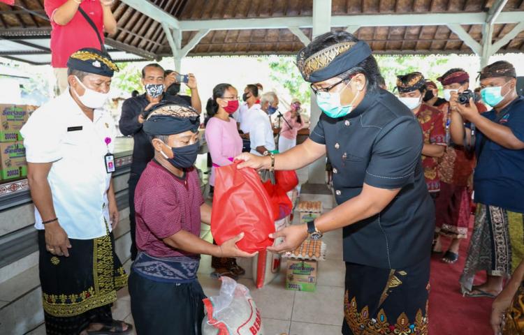 Badung Serahkan Bantuan Sembako Tahap I Kepada 3.819 KPM