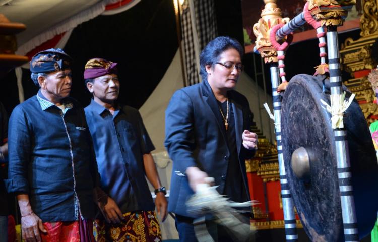 Buka Porsenides Desa Sedang, Bupati Komit Ringankan Beban Masyarakat dan Entaskan kemiskinan