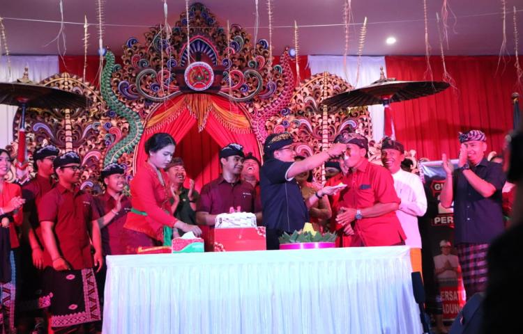 Bupati Badung Giri Prasta Hadiri HUT ke-41 ST. Kalpika di Desa Kapal