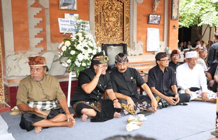 Bupati Badung Hadiri Upacara Penyiraman Putra Kedua I Gusti Ngurah Rai