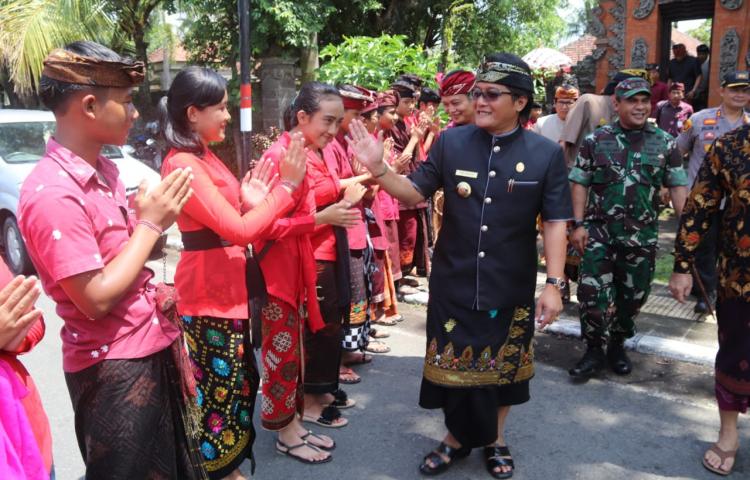Bupati Badung Serahkan 300 Bedah Rumah ke Kabupaten Jembrana