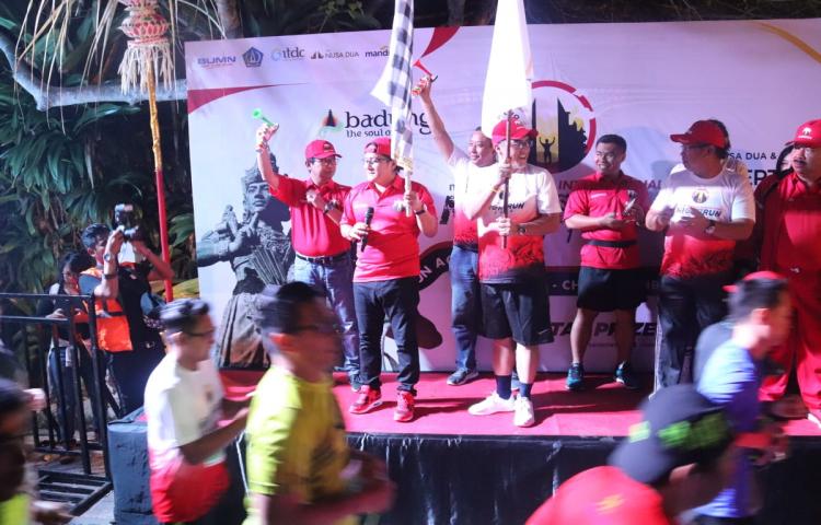 Bupati Badung lepas peserta Mandiri Badung International Night Run 2018