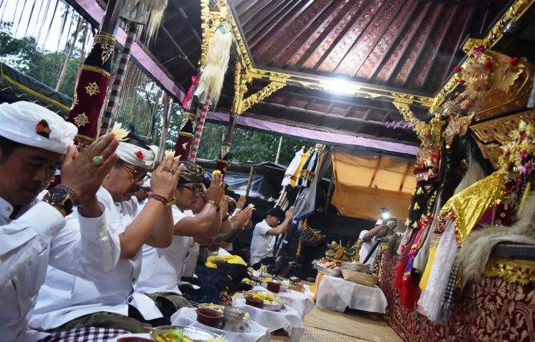 Bupati Giri Prasta Dampingi Wagub. Cok Ace  Hadiri Karya Tawur Balik Sumpah di Pura Pucak Penenjoan, Baturiti Tabanan