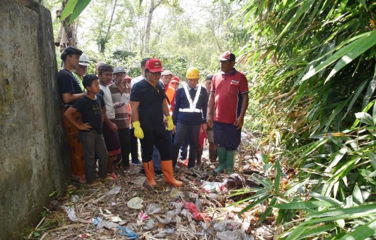 Bupati Giri Prasta Gotong-Royong Bersama Masyarakat Nungnung Sekaligus Serahkan Hibah 2 M untuk Pembangunan Pura Dalem