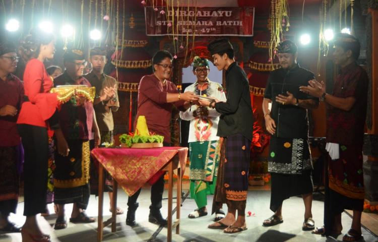 Bupati Giri Prasta Hadiri HUT ST Semara Ratih, Br. Aseman, Sedang