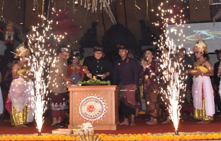 Bupati Giri Prasta Hadiri Hut ke-60 ST. Watugunung, Bupati. Ajak untuk tidak mengganggu ketertiban umum, mabuk-mabukan, menjauhi narkoba, narkotika dan pergaulan bebas.