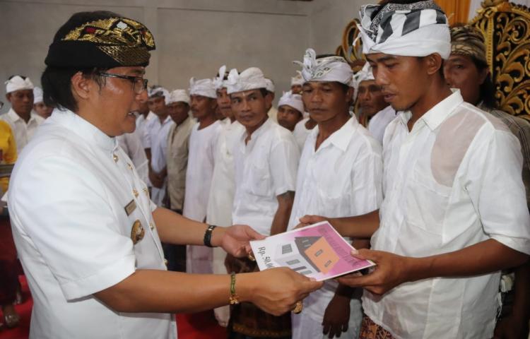 Bupati Giri Prasta Hadiri Karya Melaspas dan Berikan Bantuan Bedah Rumah di Desa Pakraman Gerokgak.