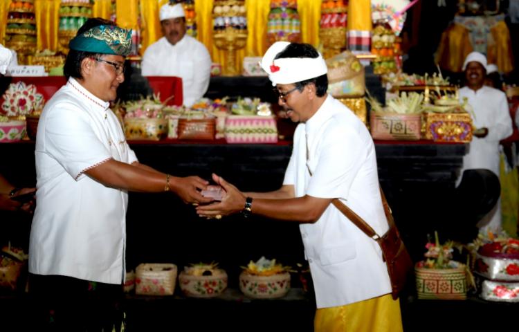 Bupati Giri Prasta Hadiri Melaspas dan Piodalan Pura Luhur Pucak Bukit Kembar Baturiti  Komit Ringankan Beban Masyarakat