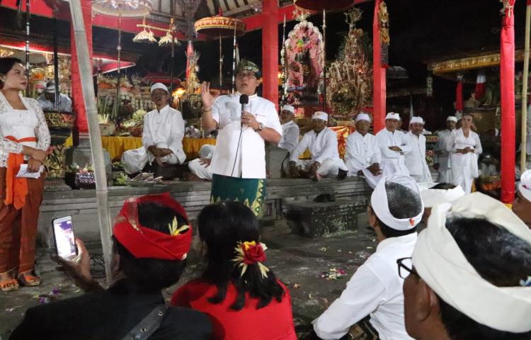 Bupati Giri Prasta Ikut Ngrastitiang Puncak Karya Nyatur Pura Penataran Pande Desa Tamanbali Bangli