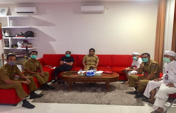 Bupati Giri Prasta Ikuti Rapat Terbatas Via Teleconference dengan Kemendagri