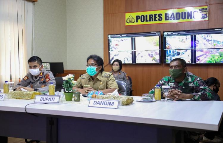 Bupati Giri Prasta Ikuti Vidcon dengan Kapolda Jangan Ada Pengucilan PMI dan Penutupan Jalan