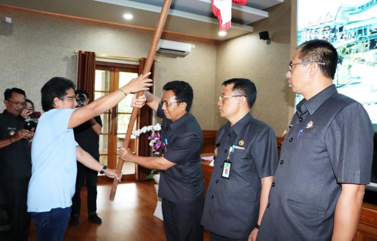 Bupati Giri Prasta Kukuhkan Forum Perbekel Se-Badung  Sekaligus Sosialisasi Pengelolaan TPST
