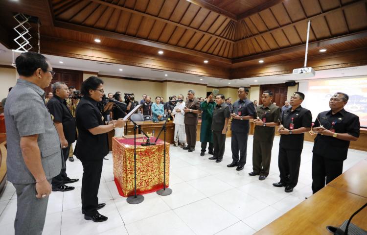 Bupati Giri Prasta Lantik 11 Pejabat Eselon II b