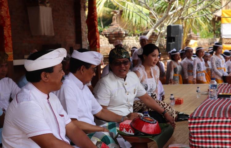 Bupati Giri Prasta Mendem Pedagingan di Pura Desa Puseh Sobangan