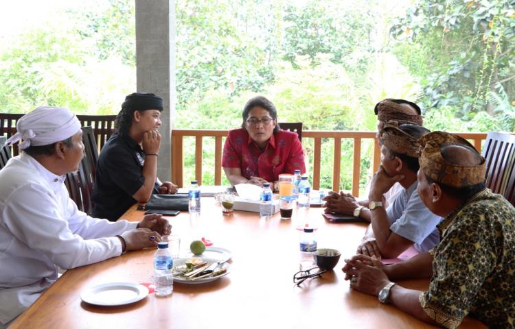 Bupati Giri Prasta Menerima Audiensi Pengurus Yayasan Bakti Pertiwi Jati  Sebagai wujud komitmen melindungi keberadaan situs-situs kuno yang ada di Bali