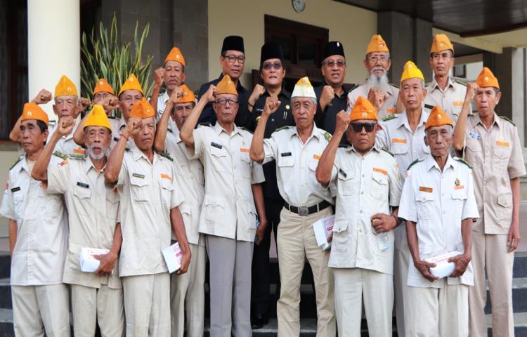 Bupati Giri Prasta Pimpin Apel Hari Pahlawan