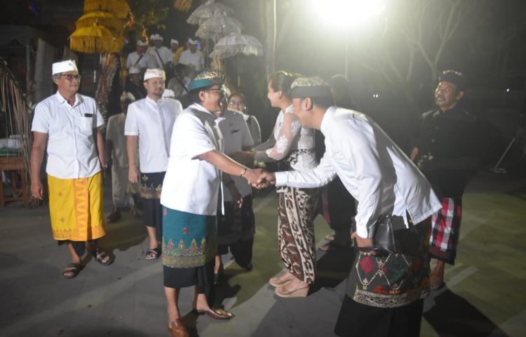 Bupati Giri Prasta Sembahyang saat Pujawali Pura Dalem Kahyangan Wisesa, Munggu