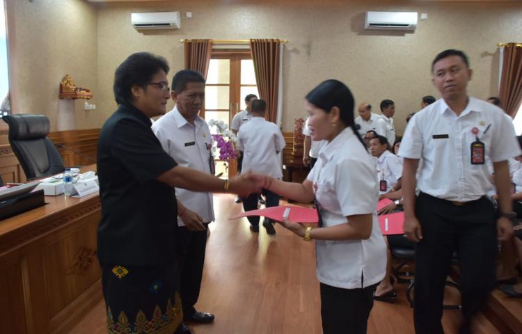 Bupati Giri Prasta Serahkan 21 SK Kepsek SD dan SMP