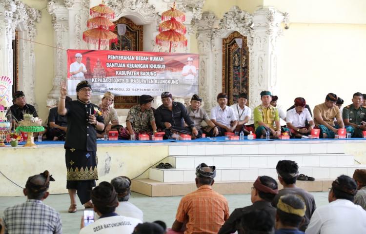 Bupati Giri Prasta Serahkan 250 Bantuan Bedah Rumah di Klungkung