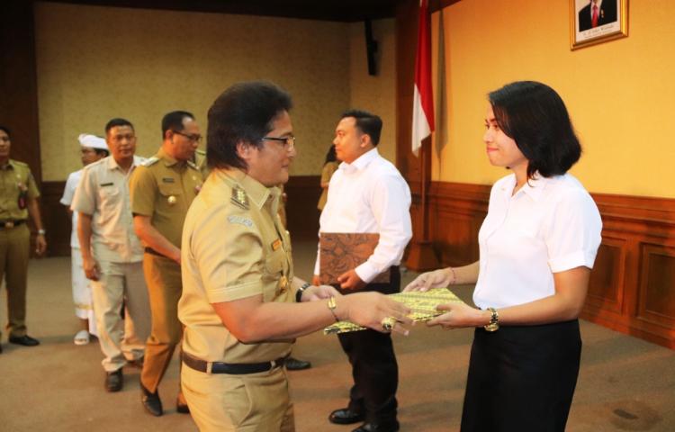 Bupati Giri Prasta Serahkan 298 SK CPNS Badung Tahun 2018
