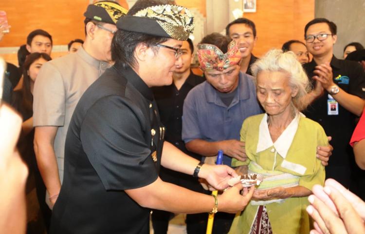 Bupati Giri Prasta Serahkan BKK 300 Bedah Rumah di Tabanan