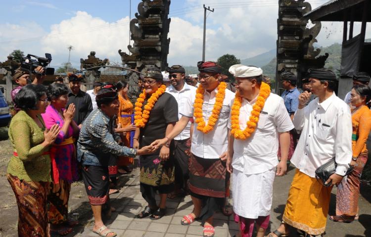 Bupati Giri Prasta Serahkan Bantuan 250 Bedah Rumah di Bangli