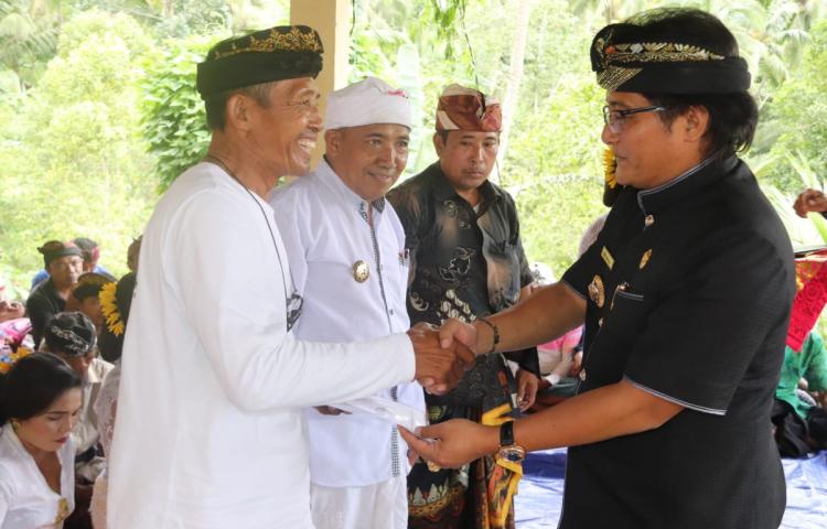 Bupati Giri Prasta Serahkan Bantuan Hibah Rp 1,150 Miliar Di Karangasem