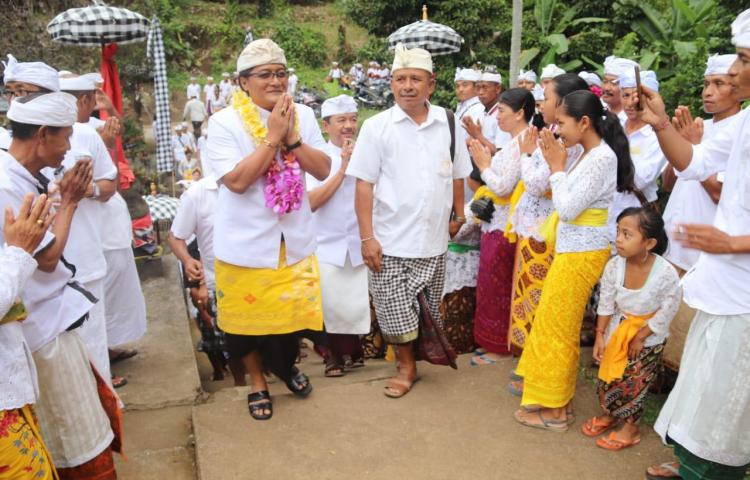 Bupati Giri Prasta Serahkan Bantuan Hibah Rp 1,2 Miliar di Desa Rejasa Tabanan