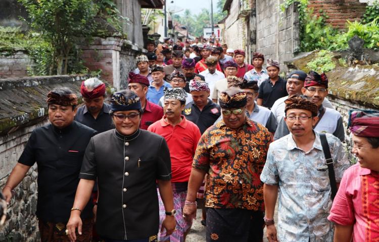 Bupati Giri Prasta Serahkan Bantuan Hibah Rp 1,6 Miliar di Karangasem   Giri Prasta: Ingin Wujudkan Pemerataan Pembangunan di Bali melalui Pinggiran