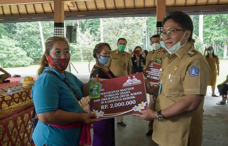 Bupati Giri Prasta Serahkan Bantuan Stimulus Bagi UMKM Objek Wisata