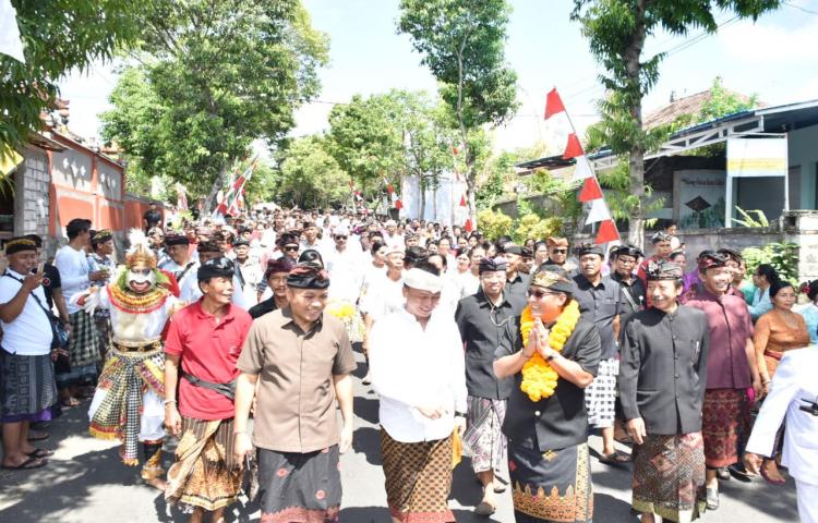 Bupati Giri Prasta Serahkan Bantuan di Pura Uluwatu Desa Adat Kemoning, Klungkung