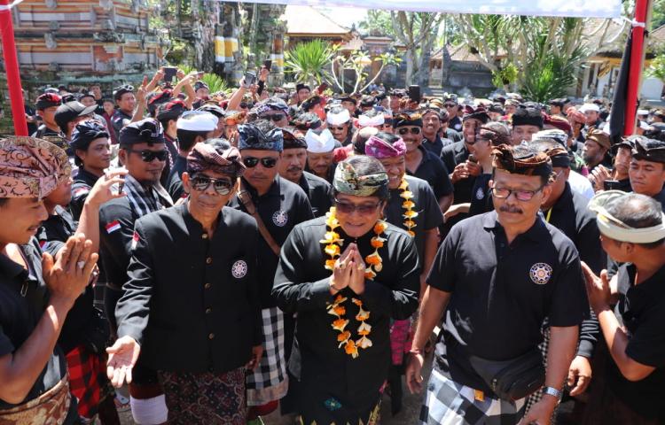 Bupati Giri Prasta Serahkan Dana Hibah Rp. 3 Miliar  Dukung Pembangunan Pura Kawitan Kayu Selem Songan Bangli