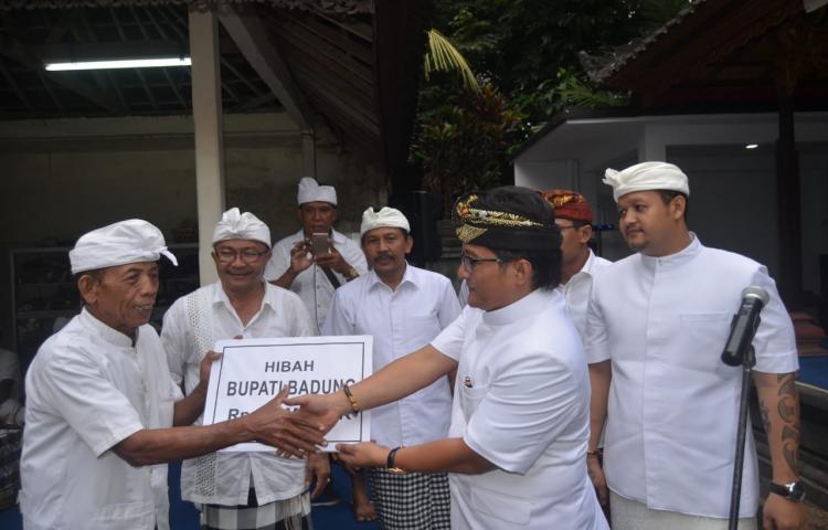 Bupati Giri Prasta Serahkan Hibah 2,1 M, Dukung Pembangunan Pura Dalem Swargan Blahkiuh