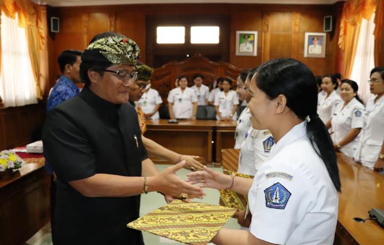 Bupati Giri Prasta Serahkan SK PNS kepada 43 Bidan PTT