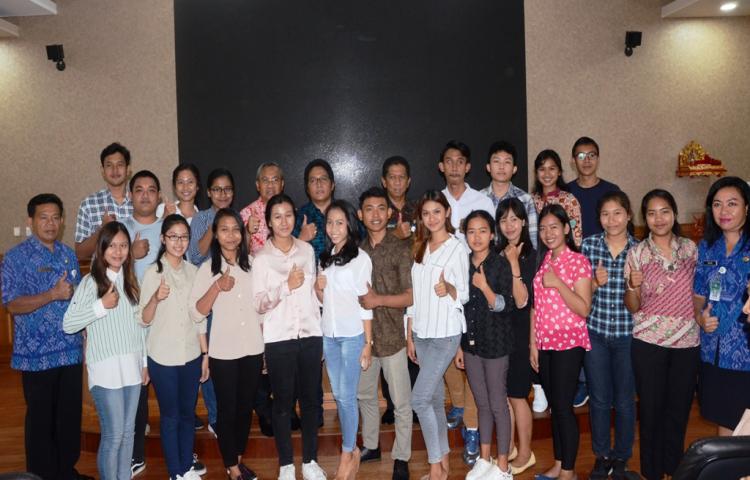 Bupati Giri Prasta Terima 20 Calon Mahasiswa Sekolah Gratis ke Luar Negeri