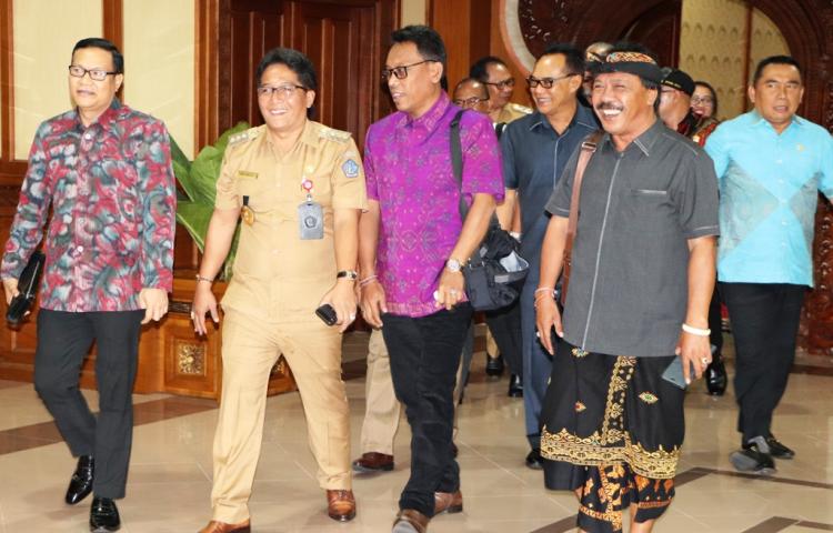 Bupati Giri Prasta Terima Kunja DPRD Bali