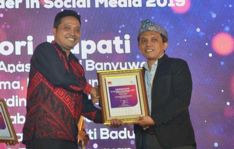 Bupati Giri Prasta Terima Penghargaan Most Populer Leader In Social Media 2019.