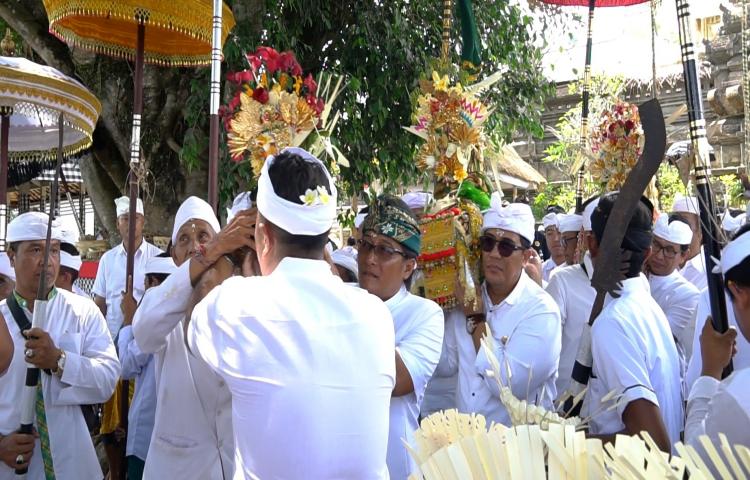 Bupati Giri Prasta dan Wagub Cok Ace Hadiri Tawur Balik Sumpah di Pura Pucak Mangu