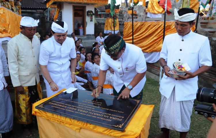 Bupati Giri Prasta hadiri Karya di Pura Uluwatu Desa Kemoning Klungkung