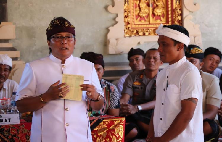 Bupati Giri Prasta menghadiri Upacara Pitra Yadnya Desa Adat Jempanang.  Tetap Komit Meringankan Beban Masyarak