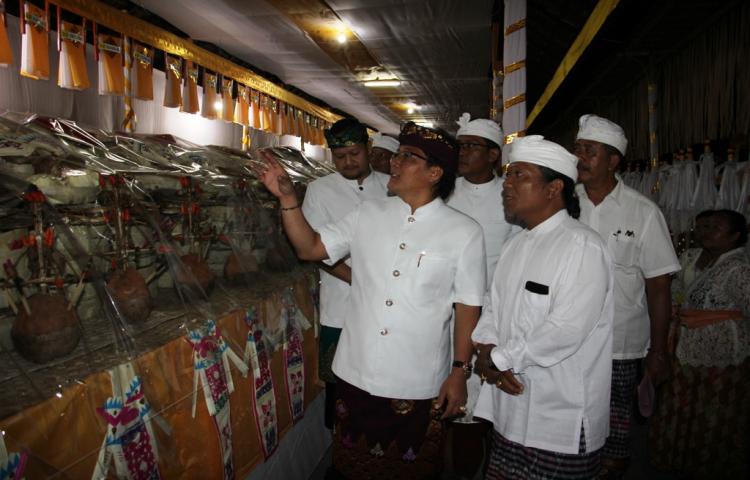 Bupati Giri Prasta serahkan dana Hibah Rp. 700 juta di Desa Adat Mambal Kecamatan Abiansemal.