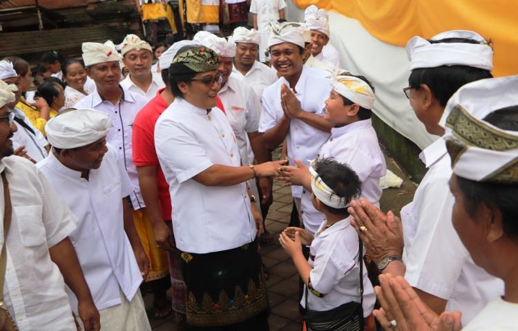 Bupati Ngrastitiang Karya Melaspas Pura Taman Bagendrasari, Gerih  Serahkan Dana Aci Rp. 530 Juta