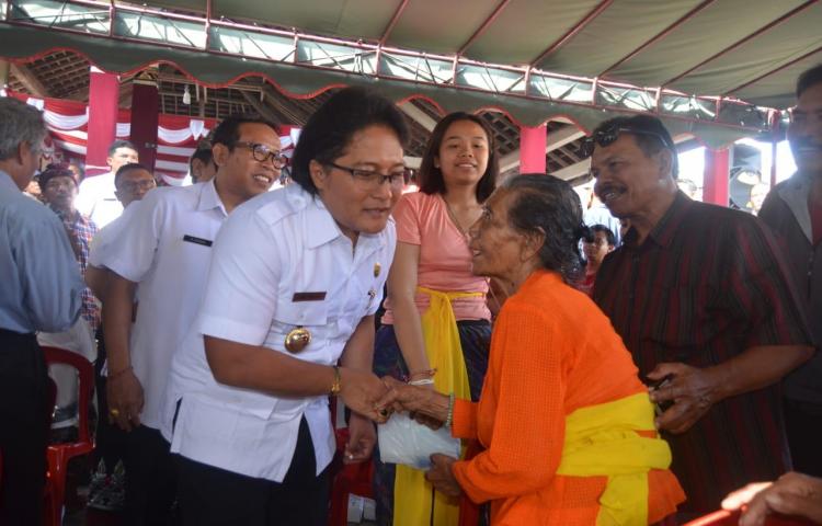 Bupati Serahkan 565 Bantuan Rumah Layak Huni Dibangun Gotong-Royong dengan Bentuk Seragam