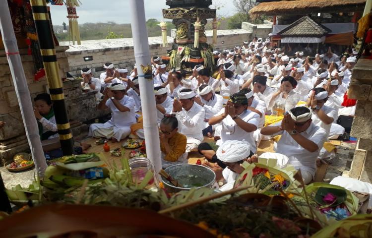 Bupati dan Wabup Badung Hadiri Pujawali di Pura Uluwatu