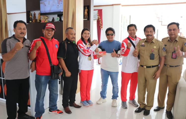BupatiGiri Prasta Beri Bonus Kepada Atlet Sea Games Maria Natalia Londa