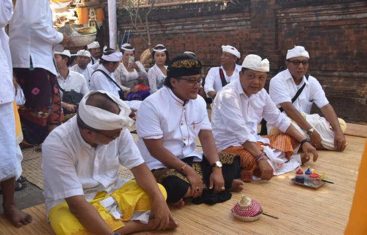 BupatiGiri Prasta hadiri Upacara Tawur dan Melaspas, Mendem Pedagingan Pura DalemGanda Mayu, Klungkung