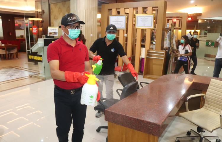 Cegah Penyebaran Virus Corona  Sejumlah Gedung Pelayanan Publik Di Badung Disemprot Disinfektan